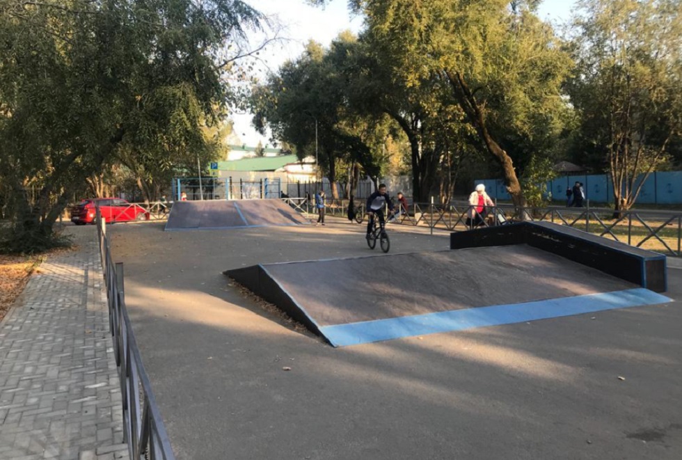 Бюджет участия: в Ауэзовском районе Алматы построили спортивную площадку для любителей скейтбординга  