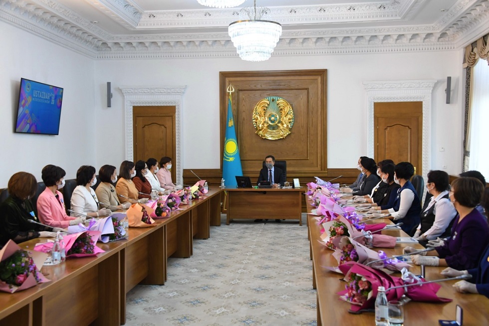 Бакытжан Сагинтаев поздравил учителей с профессиональным праздником