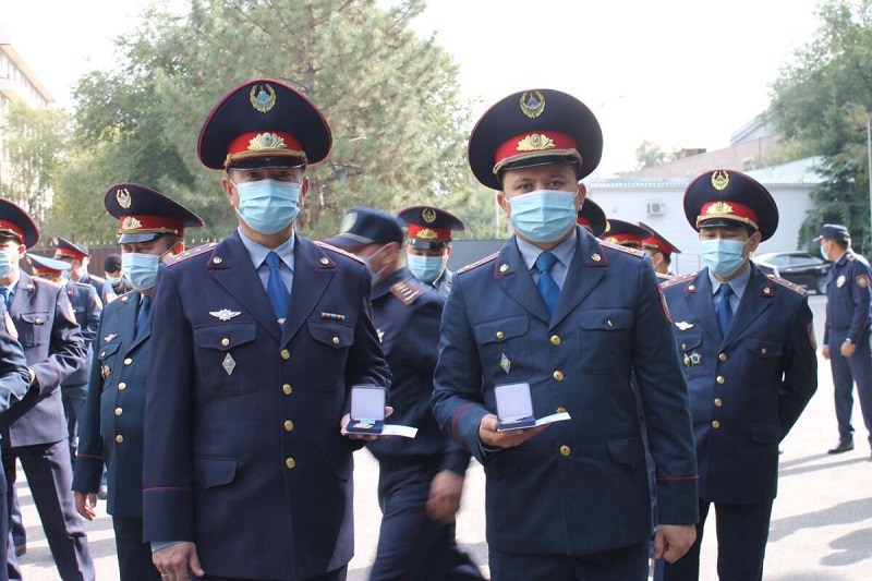 Алматинских полицейских наградили медалями