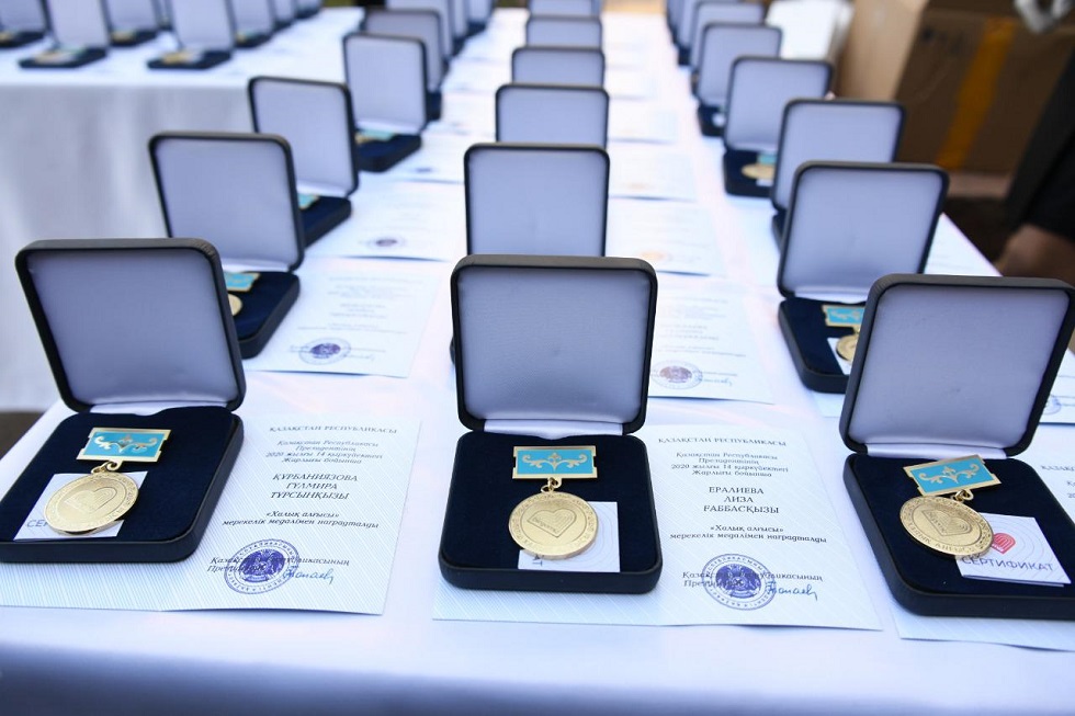 В Алматы медалью «Халық алғысы» наградили медработников, волонтеров, общественников и работников СМИ