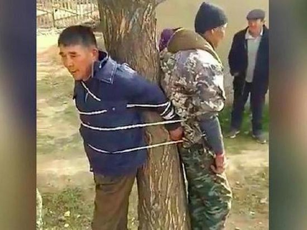 Чиновника и участкового привязали к дереву в Кыргызстане