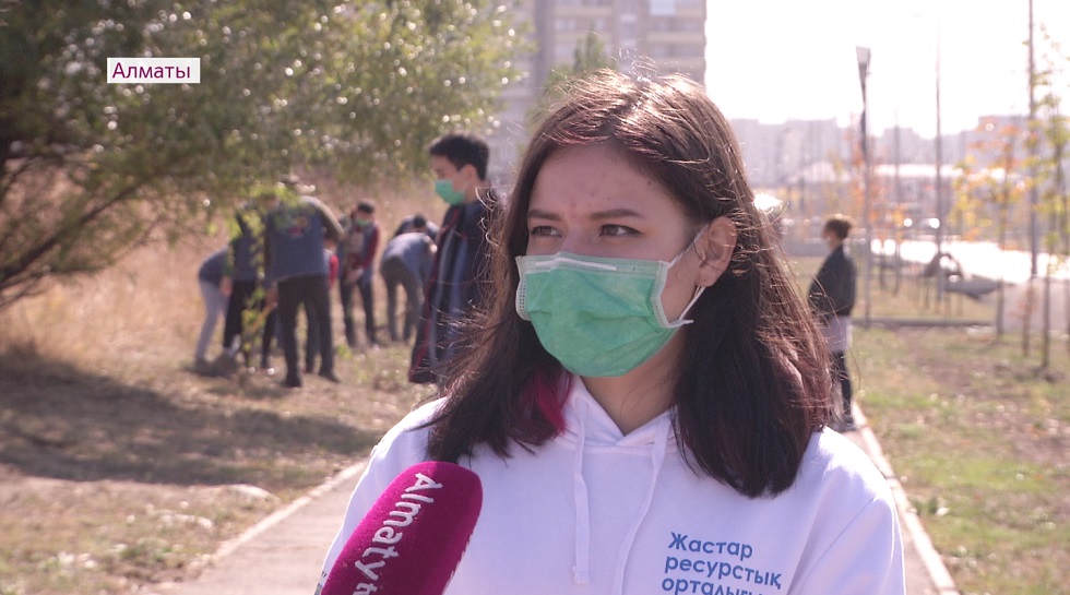Алматинские волонтеры высадили яблони в микрорайоне Нуркент  