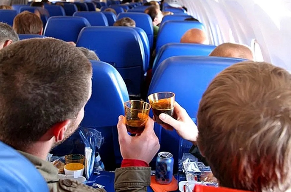 Пассажир рейса Алматы-Актау устроил дебош на борту самолета