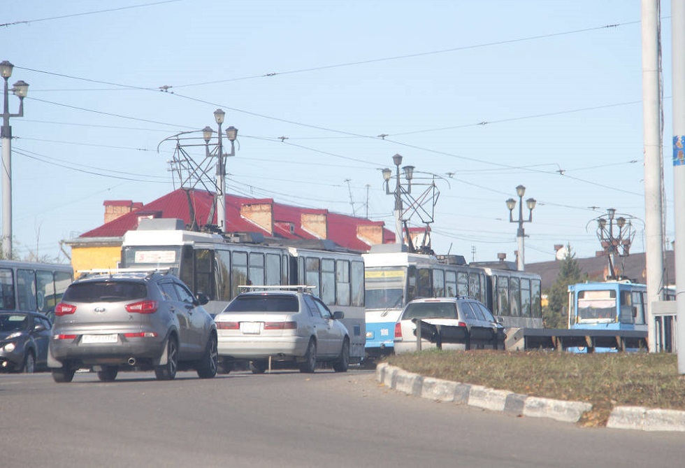 Перепутал с поездом: в Усть-Каменогорске пассажир в трамвае нажал на стоп-кран