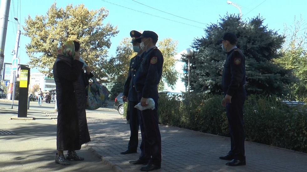 Масочный режим: полиция усилила разъяснительную работу среди алматинцев 
