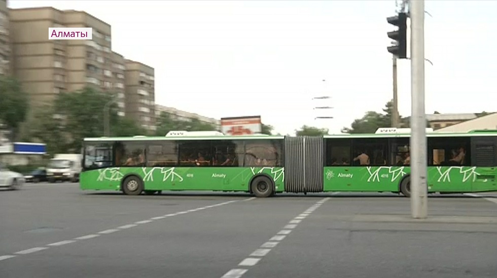 Водители автобусов устроили гонки в Алматы 