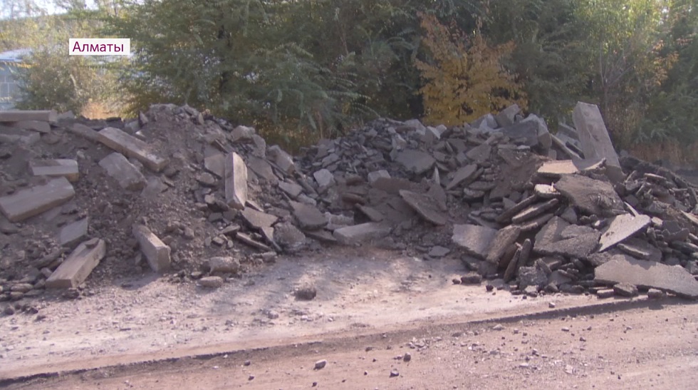 Дорожные работы: "горы" мусора принесли неудобства жителям Ауэзовского района 