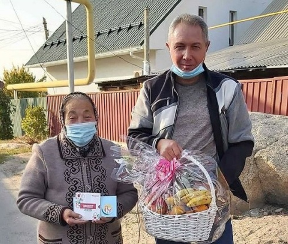 Nur Otan продолжает оказывать благотворительную помощь пенсионерам Алматы