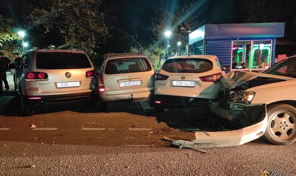 Пьяный водитель повредил 4 припаркованных авто в Алматы  