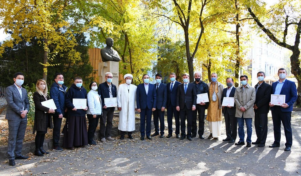 Заместитель акима Алматы вручил благодарственные письма лидерам религиозных объединений