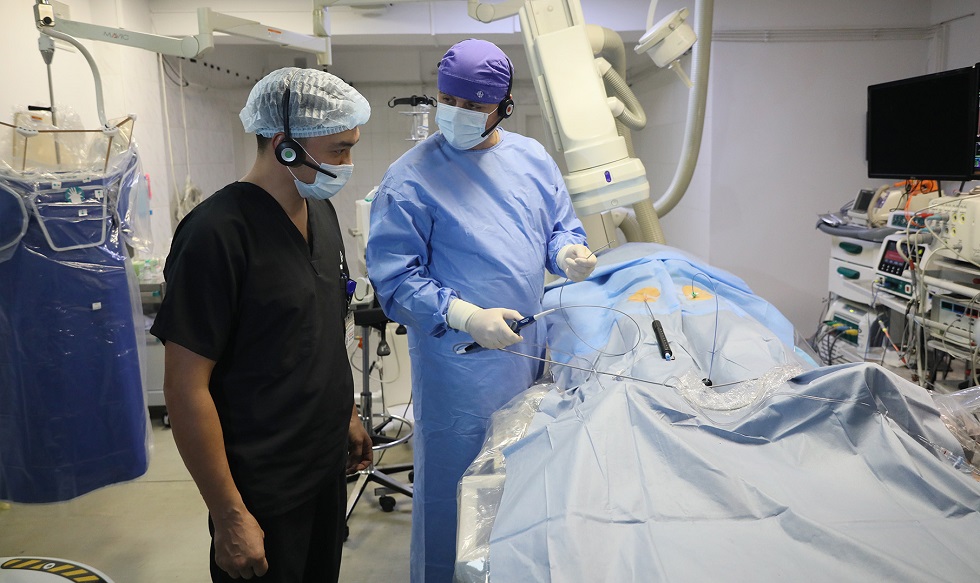 Алматинские врачи провели 2 сложные операции на сердце  
