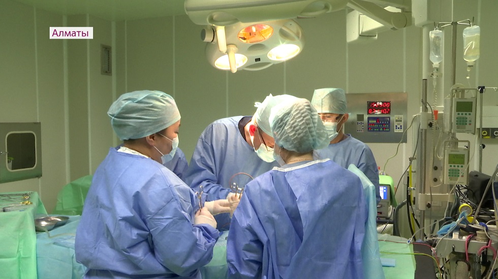 Уникальную операцию по удалению опухоли из печени провели в Алматы 