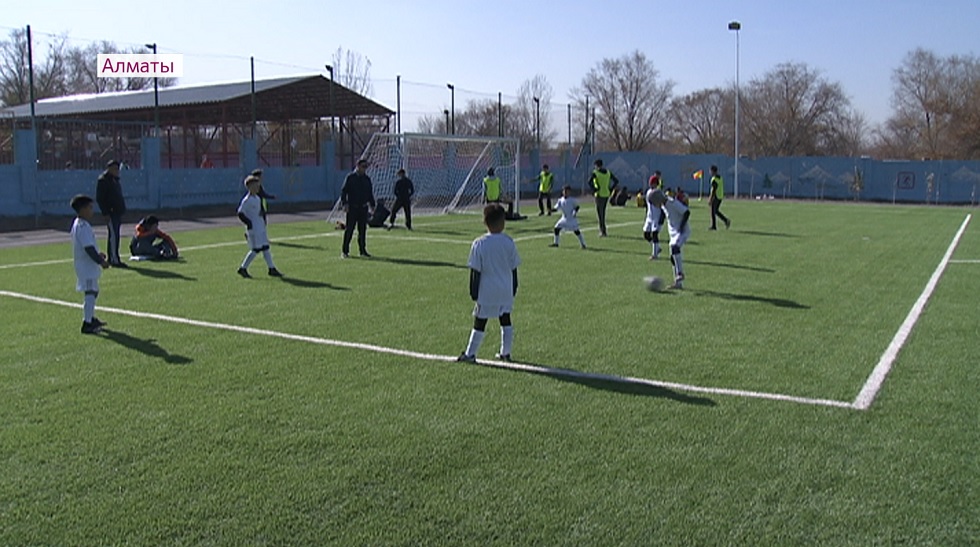 Новое футбольное поле открыли в Ауэзовском районе Алматы 