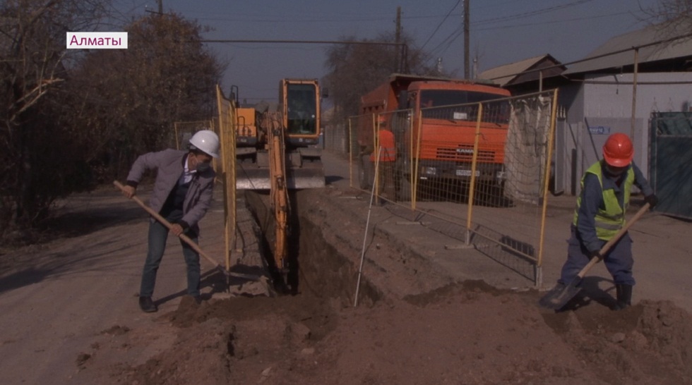 Шетсіз қала: Алғабас ықшам ауданында су құбырларын ауыстыру жұмыстары қарқынды жүріп жатыр