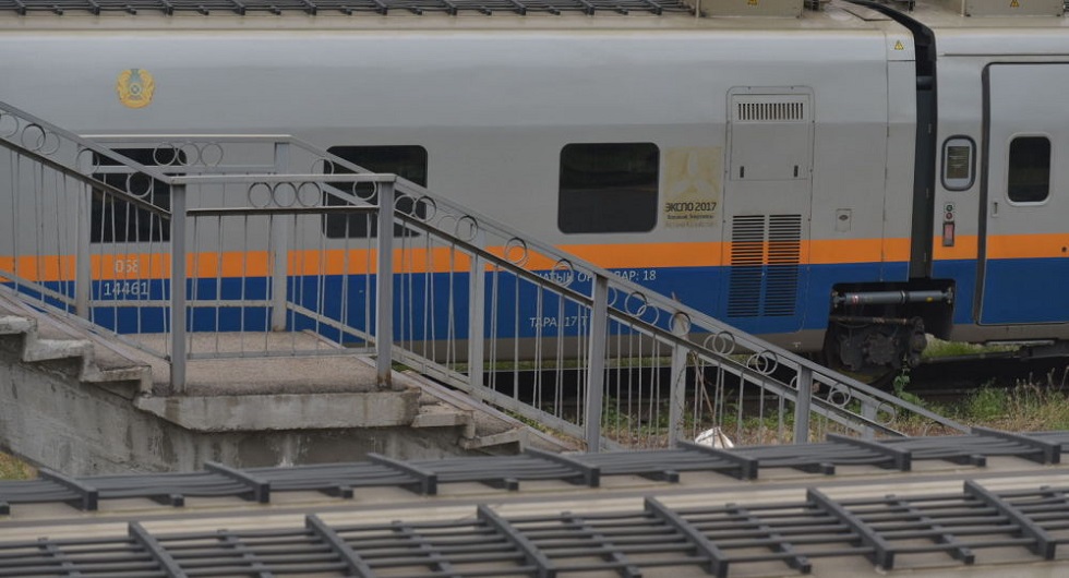 Остались на перроне: 200 пассажиров не смогли сесть на поезд без ПЦР-теста в ВКО