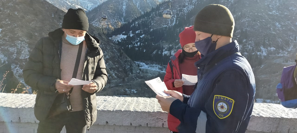 Сотрудники Службы спасения раздали памятки о правилах поведения в горах