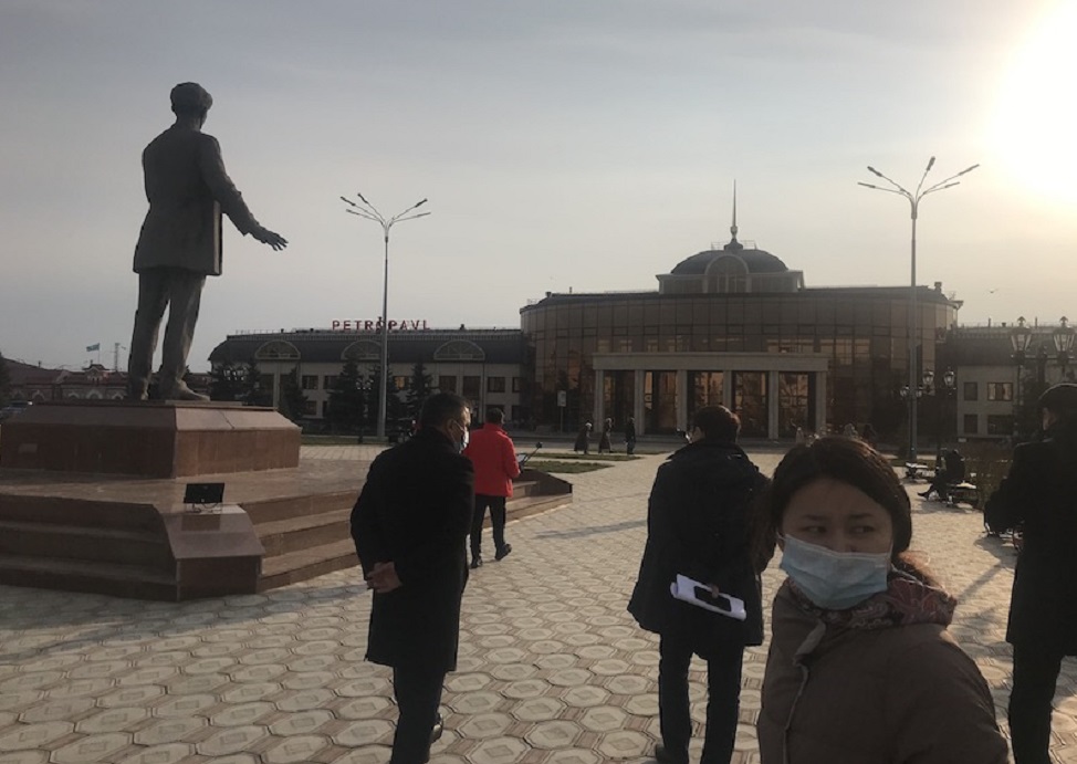 Коронавирус в Казахстане: на вокзал в Петропавловске не пускают провожающих