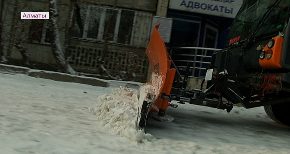 Как специалисты проводят работы по уборке снега в Алматы 