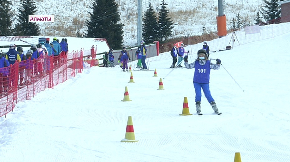 Дети могут бесплатно обучиться катанию на лыжах в Алматы 