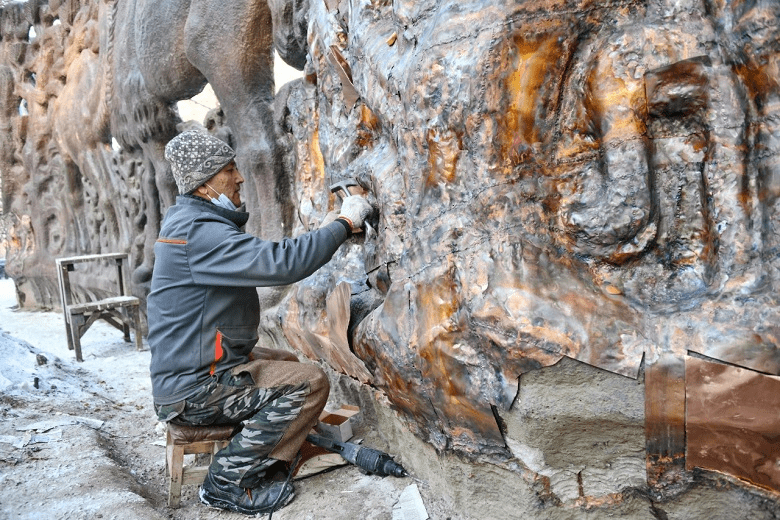 В Алматы восстанавливают декоративное рельефное панно «Верблюды»