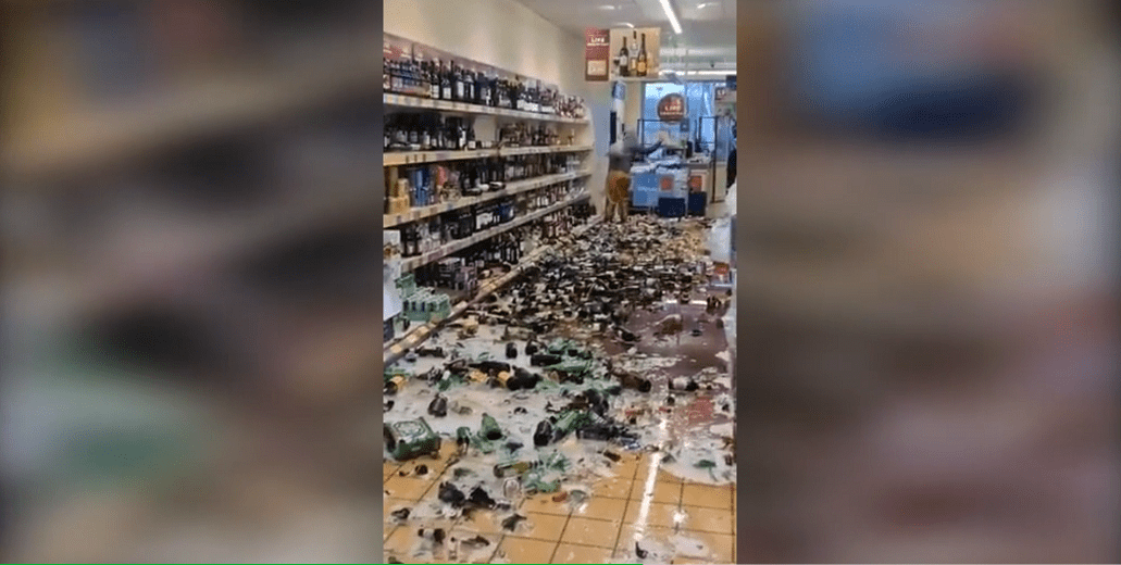 Хулиганка за 5 минут разбила 500 бутылок с алкоголем в супермаркете