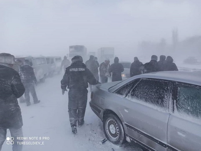 Непогода в Жамбылской области: на трассе застряли 100 автомашин 