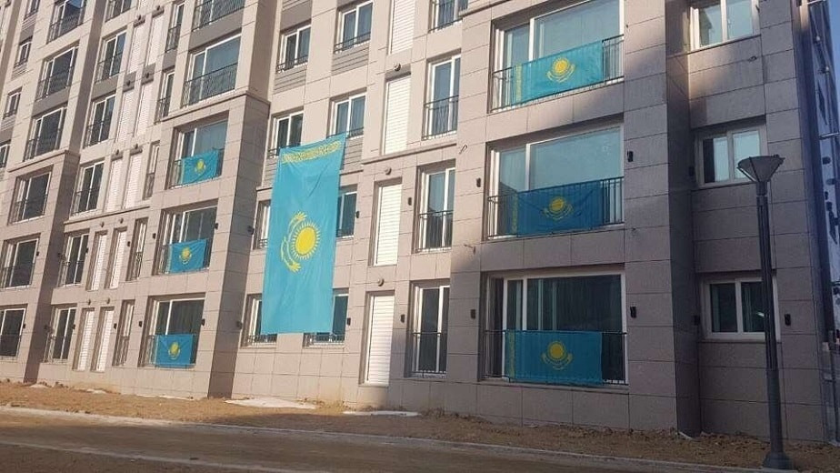 На балконах разрешили вывешивать флаг Казахстана