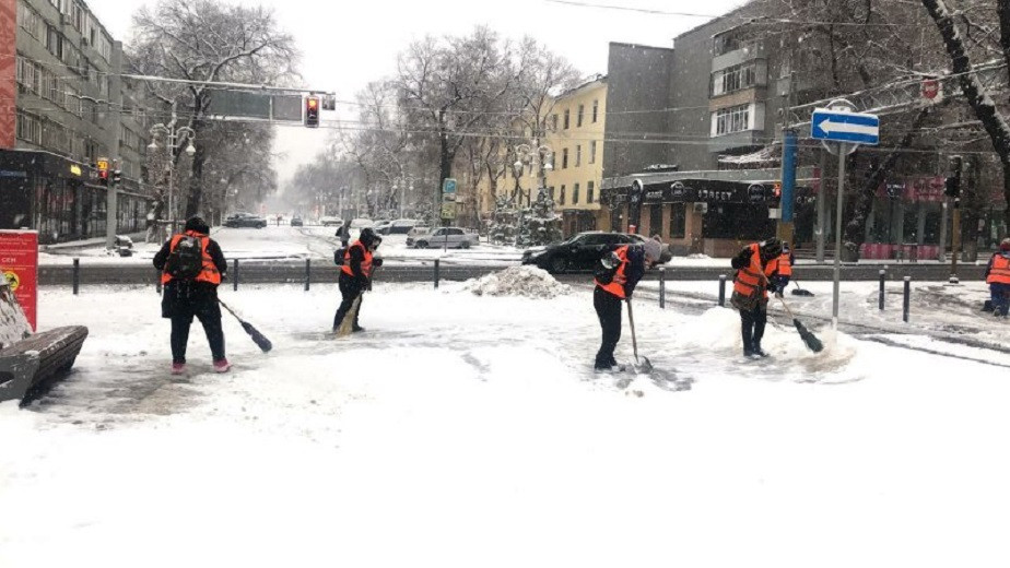 Свыше 1500 рабочих убирают снег в Алматы