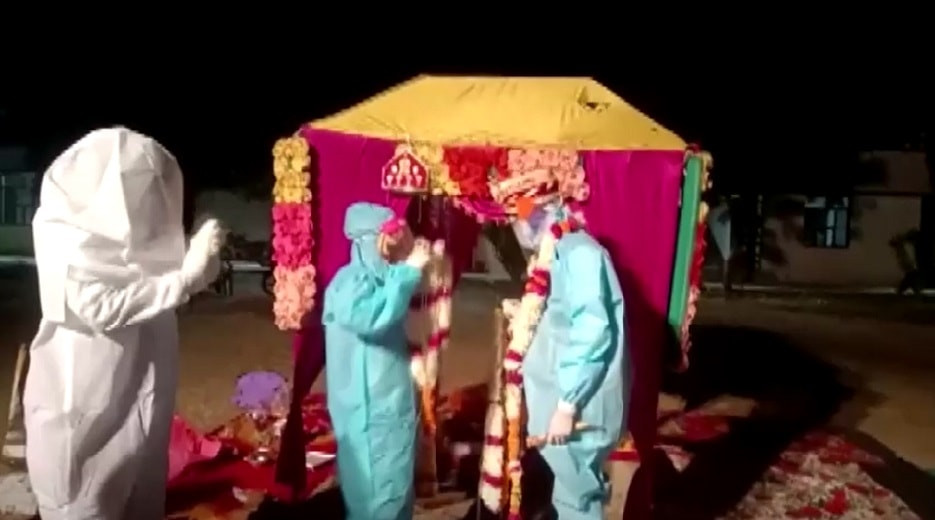 Коронавирусная свадьба: инфицированная невеста вышла замуж в защитном костюме 