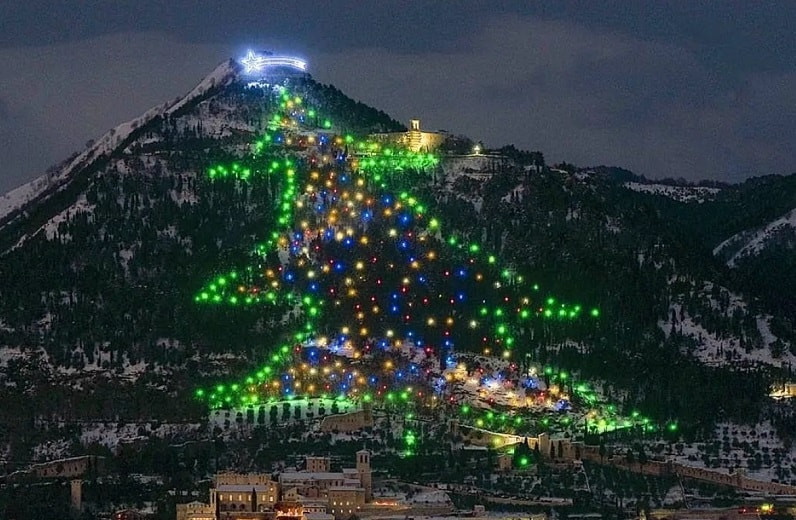 Зажглись огни на самой большой новогодней елке в мире