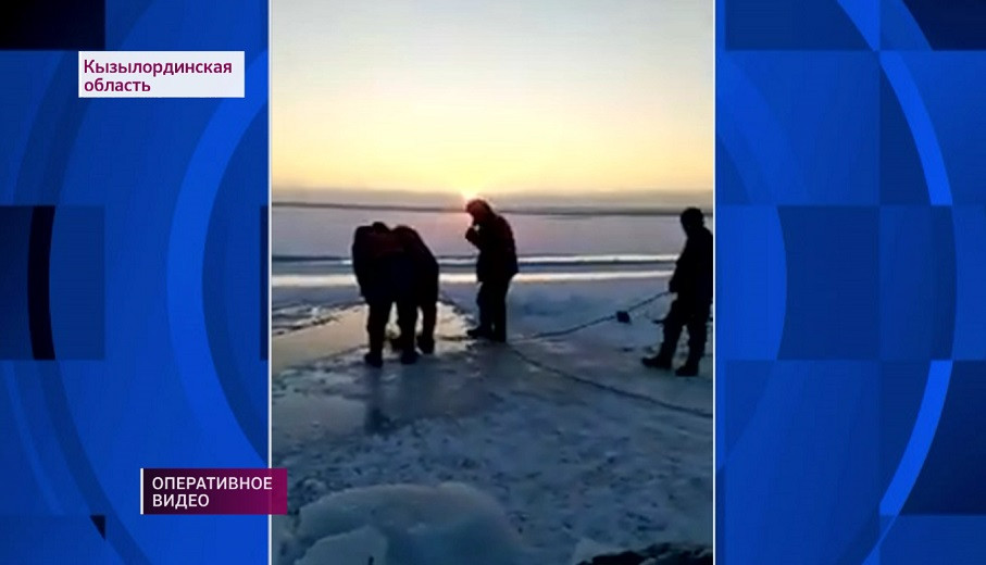 Автомобиль УАЗ провалился под лед в Кызылординской области: есть жертвы