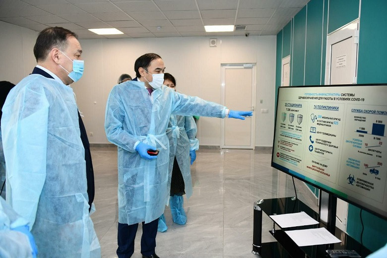 Вице-премьер РК Ералы Тугжанов ознакомился с работой модульной инфекционной больницы в Алматы