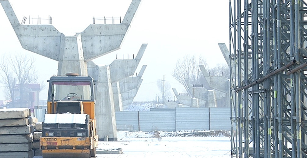 Пробок здесь не будет: транспортную развязку близ рынка «Алтын Орда» частично достроят до конца года
