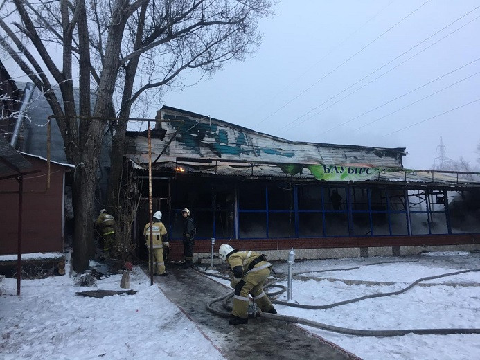Крупный пожар ликвидировали в спорткомплексе в Алматы