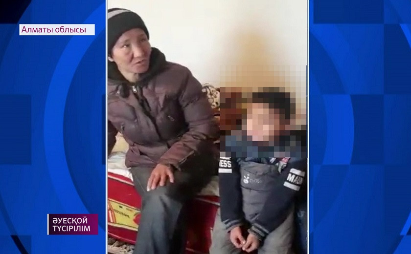 Ребенок один стоял на трассе в Алматинской области: найдена мать 