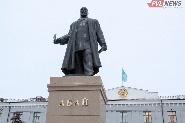 Памятник Абаю открыли в Павлодаре