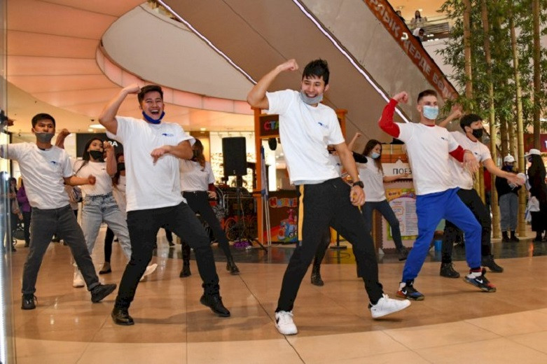 Танцевальный флешмоб в поддержку партии «Ак жол» организовали молодые активисты