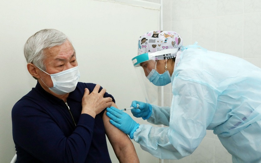 Аким Жамбылской области и ректор алматинского вуза привились казахстанской вакциной от коронавируса