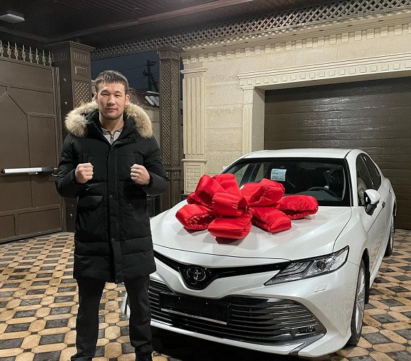 Казахстанскому бойцу UFC подарили новую Toyota Camry