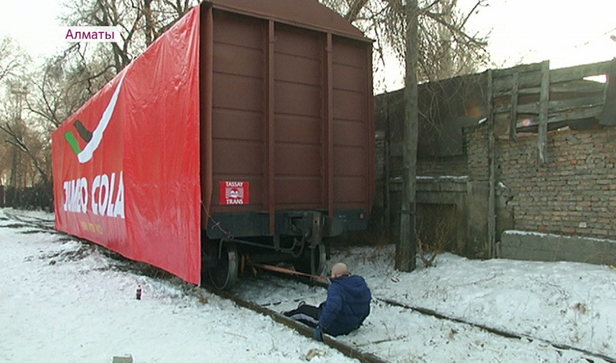 Алматылық Александр 26 тонна болатын вагонды тісімен жылжытып, рекорд орнатты