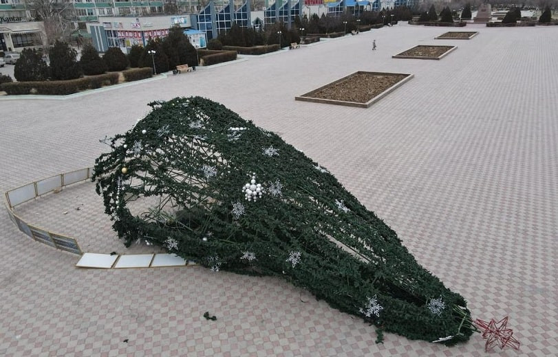 Не удержалась: ветром свалило новогоднюю елку в Актау