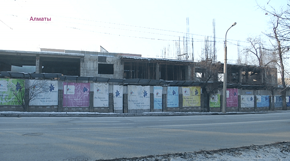 Строительство трех объектов приостановили в центре мегаполиса