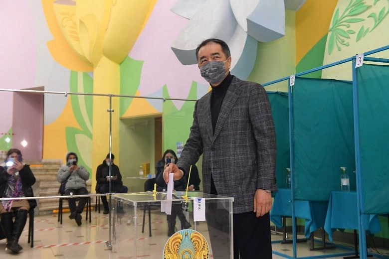 Аким Алматы Бакытжан Сагинтаев проголосовал на выборах депутатов Мажилиса Парламента