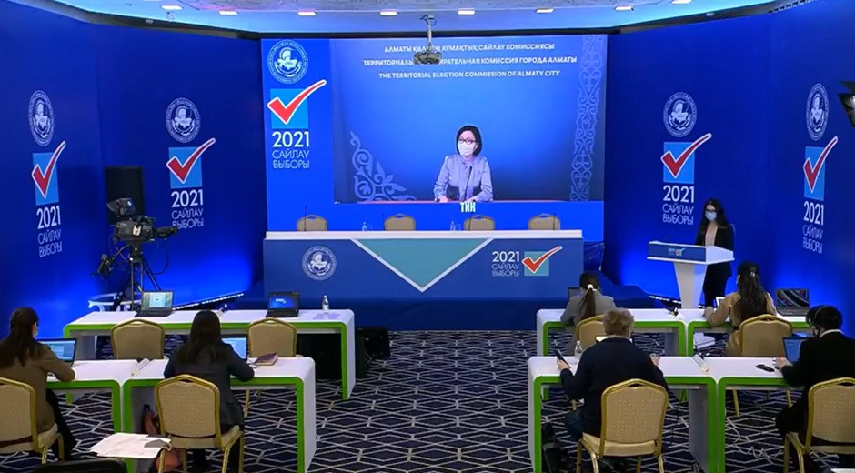 В Алматы начали работу избирательные участки