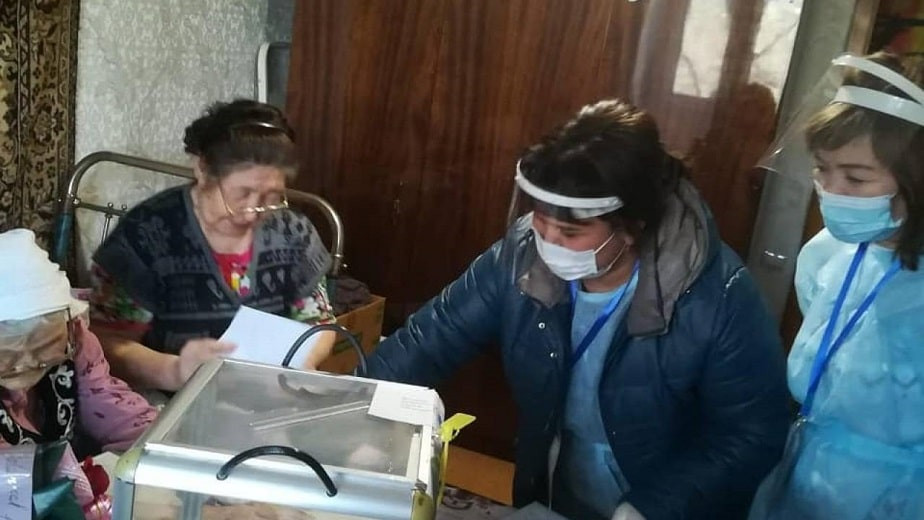 101-летняя жительница Алматы проголосовала на выборах