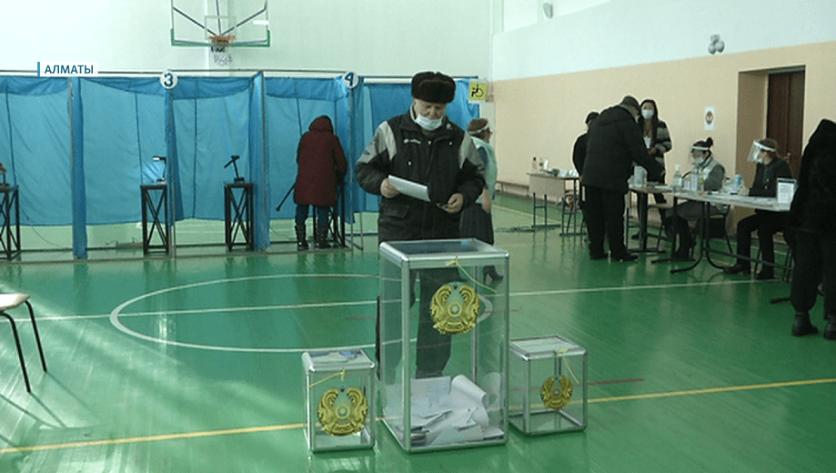 Знаменитые алматинцы сделали свой выбор на избирательных участках 