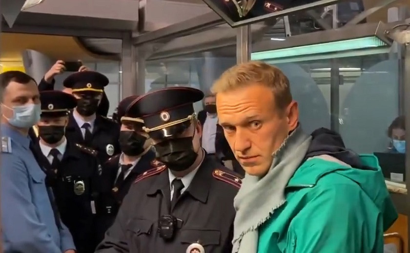 Навального задержали сразу после прибытия в Россию