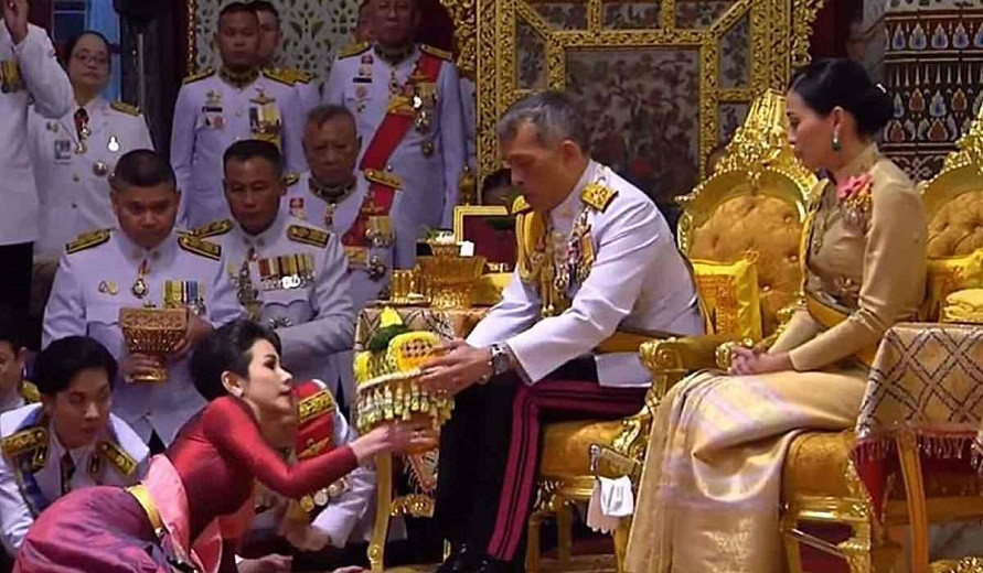 Король Таиланда сделал подарок своей любовнице, объявив ее второй женой