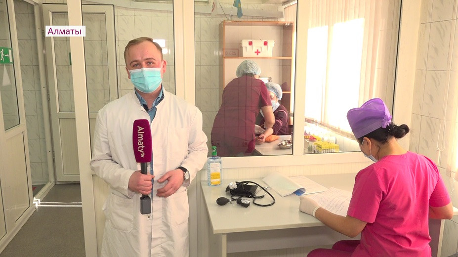 Более 900 алматинцев привились от коронавируса казахстанской вакциной