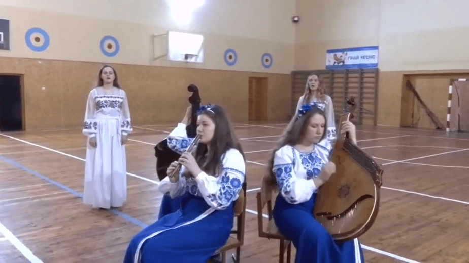 Димаштың жанкүйерлері қазақ әнін украин тілінде орындады